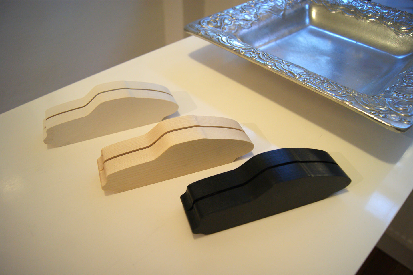 H4 "Der Sportwagen" - Skulptur von Uli Ehret - matt weiß handlackiert