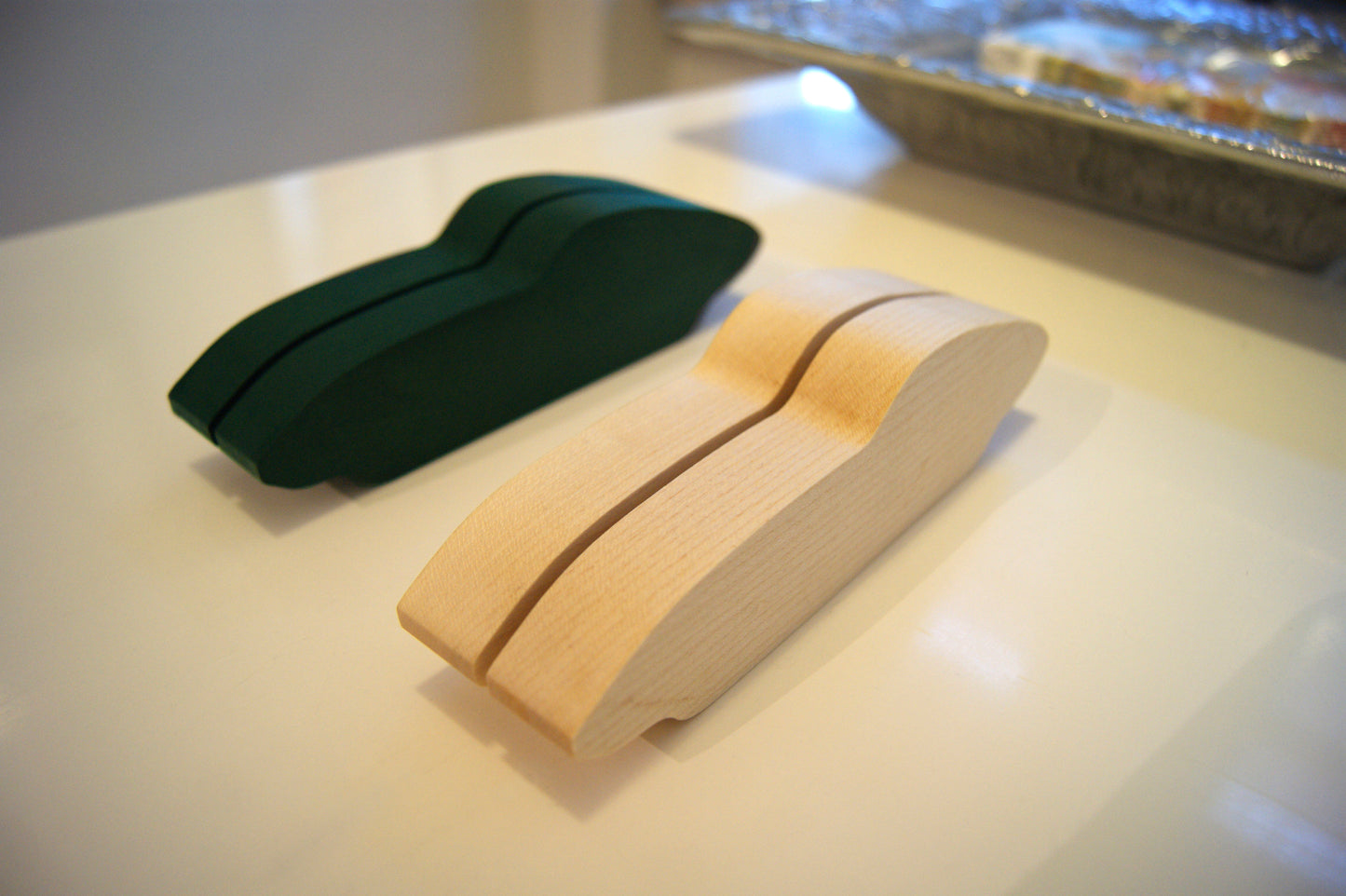 H2 'The Sportscar'  Skulptur von Uli Ehret / Dunkelgrün handlackiert