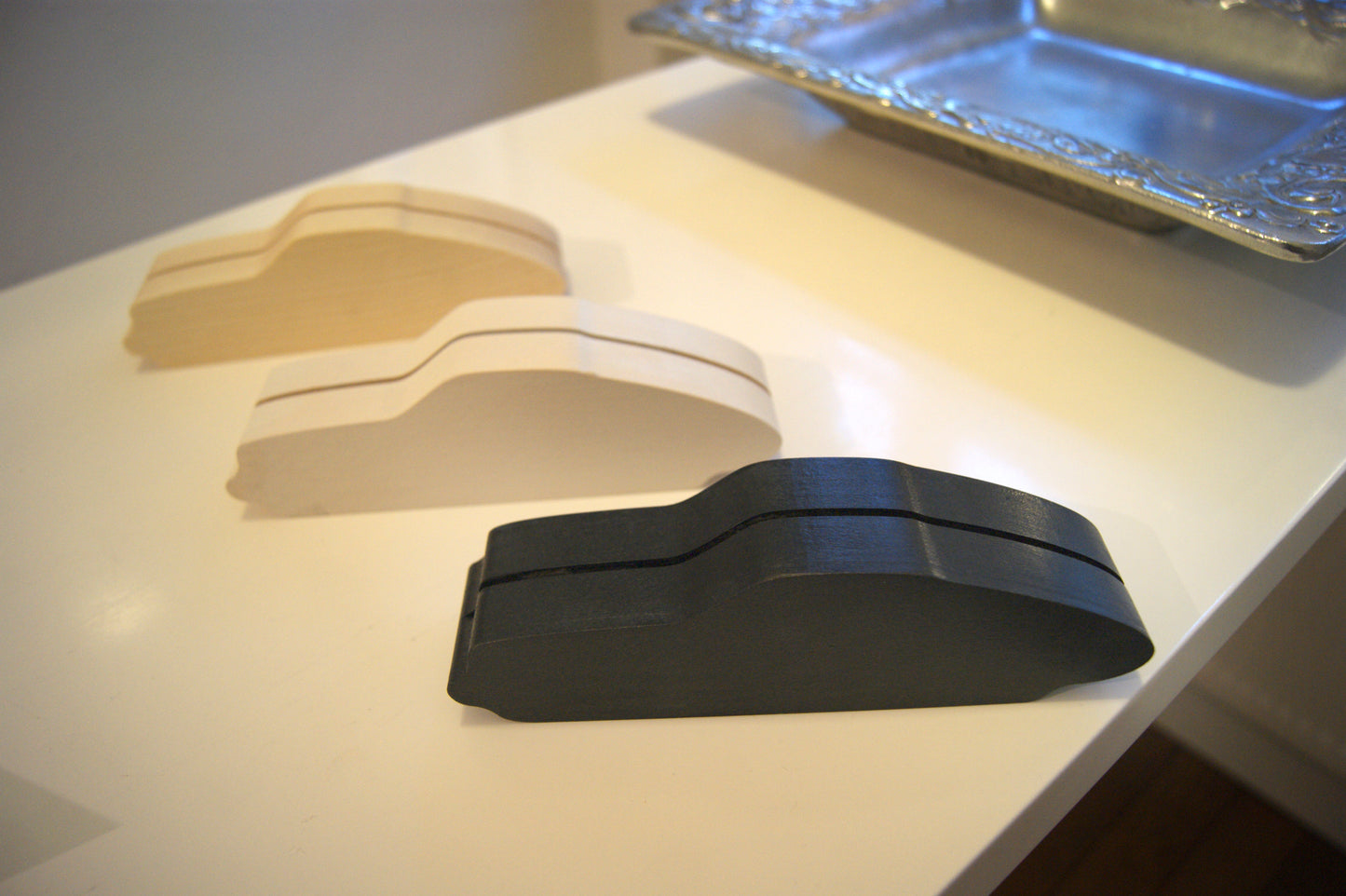 H4 "Der Sportwagen" - Skulptur von Uli Ehret - matt weiß handlackiert