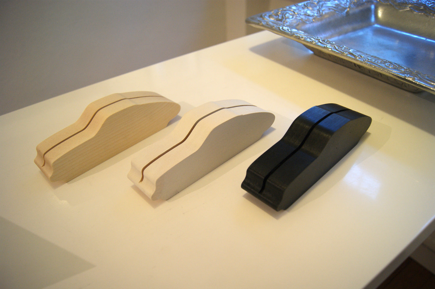 H4 "Der Sportwagen" - Skulptur von Uli Ehret - matt weiß handlackiert