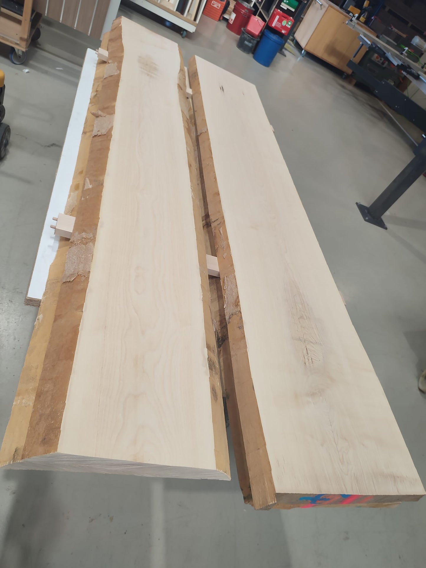 H4 "Der Sportwagen" - Skulptur von Uli Ehret - matt weiß handlackiert