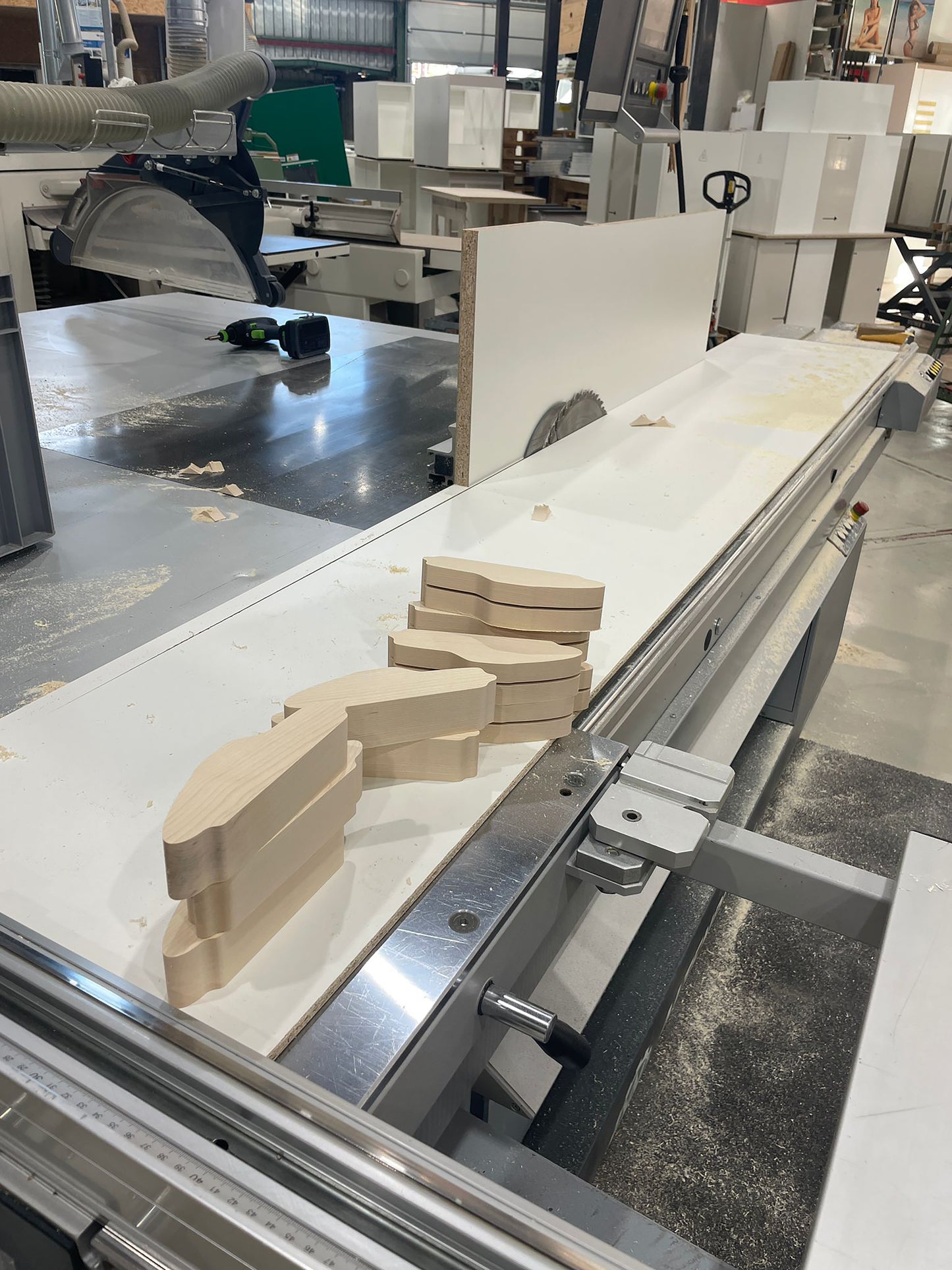 H4 "Der Sportwagen" - Skulptur von Uli Ehret - matt weiß handlackiert