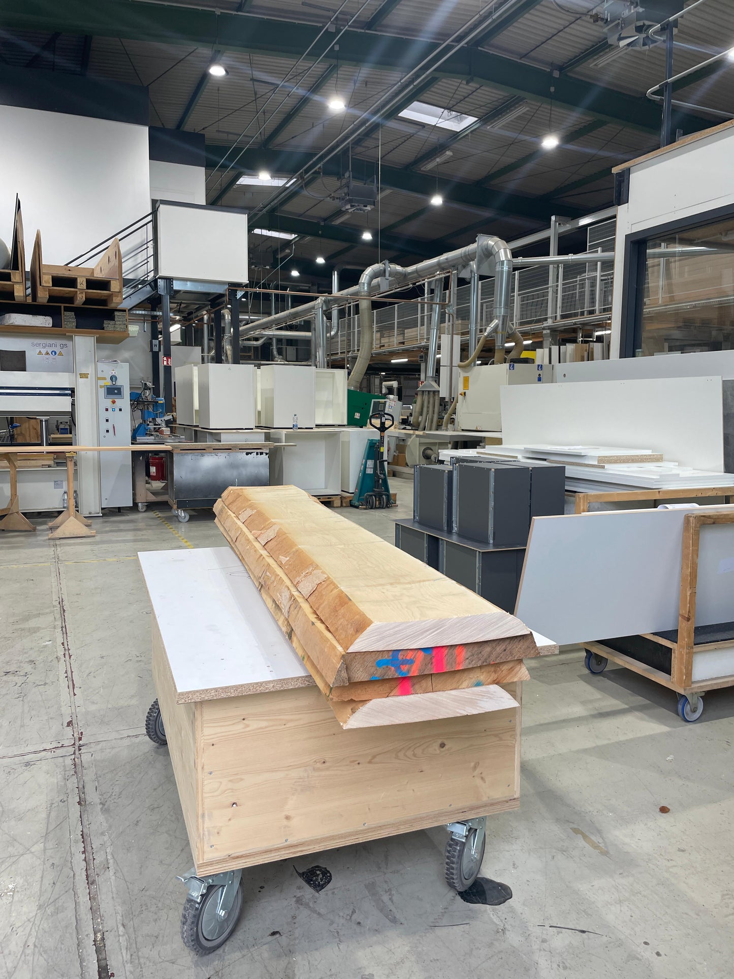 H2 'The Sportscar'  Skulptur von Uli Ehret / Dunkelgrün handlackiert