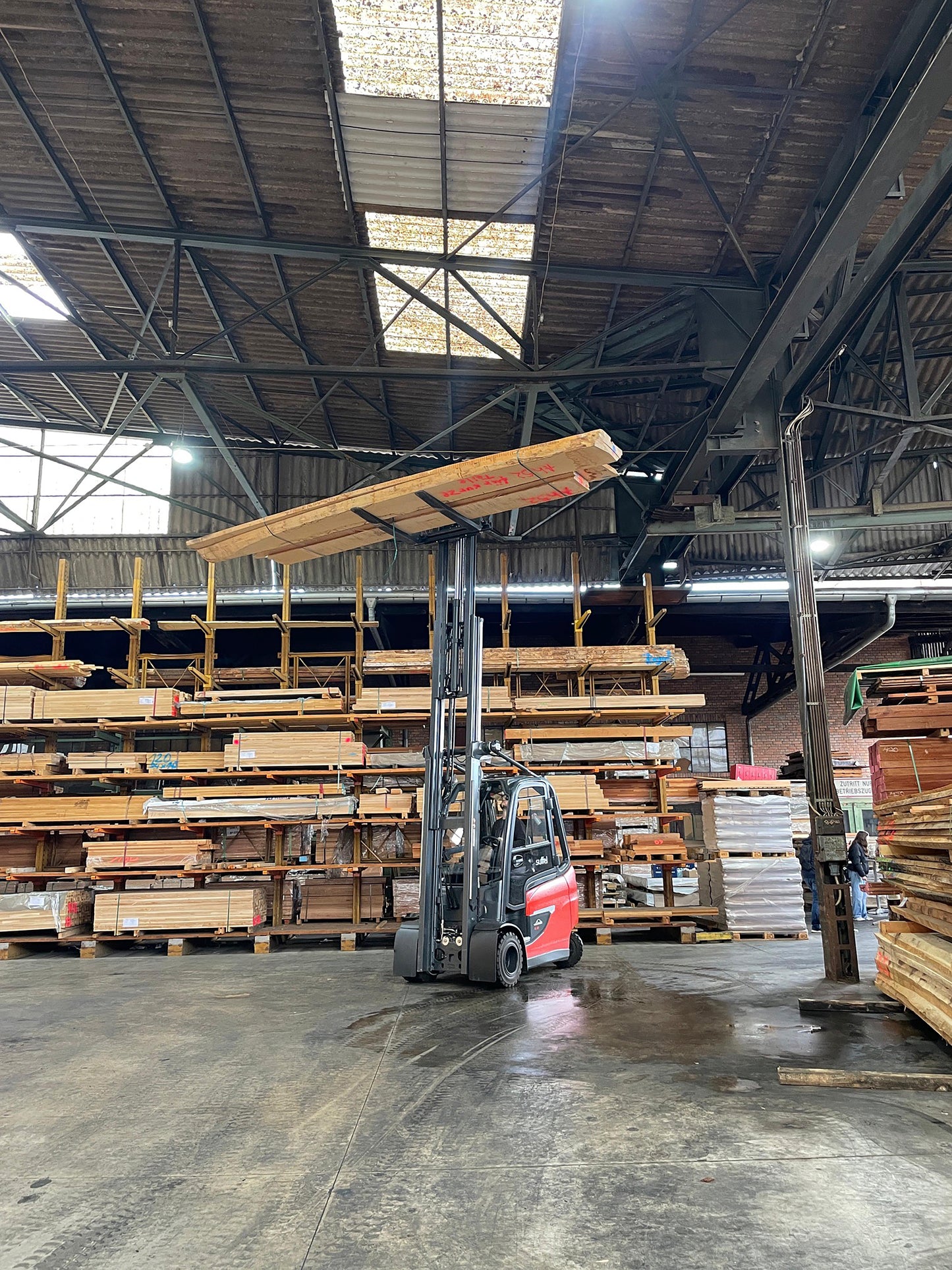 H4 "Der Sportwagen" - Skulptur von Uli Ehret - matt weiß handlackiert